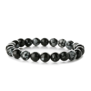 Dettaglio del bracciale di perle in ossidiana fiocco di neve naturale con trama bianca e nera