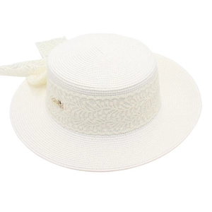 Vue détaillée du dessus d'un chapeau de paille blanc avec dentelle et un nœud