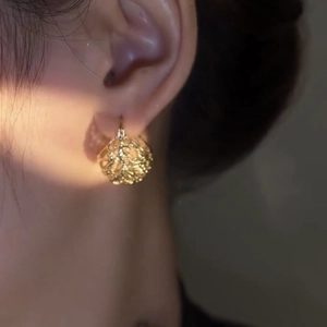 Elegante gouden holle mesh bolvormige oorbellen met geometrisch gevlochten metaal