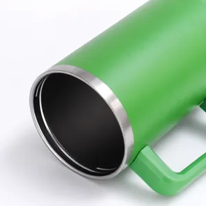 Gros plan d'un gobelet isotherme vert de 40oz avec poignée robuste et rebord en acier