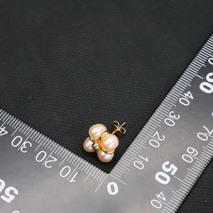 Natural freshwater pearl flower earrings with gold plating and measurement scale