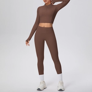 Gros plan sur l'ensemble de yoga marron avec leggings taille haute et veste zippée