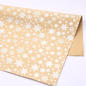 Texture détaillée du papier cadeau de Noël kraft avec motifs de flocons de neige blancs