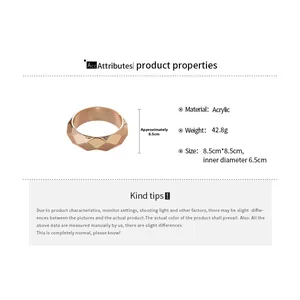 Détails d'un bracelet en acrylique doré clair à facettes avec finition métallique