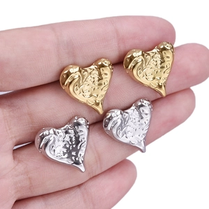 Irregular heart-shaped earrings in 18k gold and silver finish with lava texture