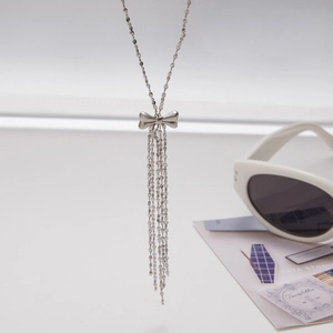 Élégant collier à pampilles en acier inoxydable argenté avec nœud 3D et chaînes à franges