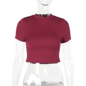 Dettaglio del crop top bordeaux a costine che mostra la trama e il design aderente