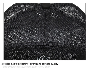 Détail du tissu en maille respirante sur la casquette noire avec logo et coutures