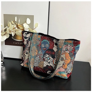 Detail der Ethno-Jacquard-Tasche mit Pop-Art-Porträt und gemustertem Schultergurt