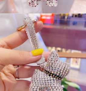Dettaglio portachiavi bulldog francese con strass di cristallo e cinturino in pelle