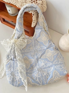 Sac fourre-tout bleu clair avec broderie papillon blanche et grand nœud en dentelle