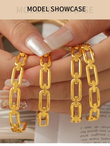 Vue macro de quatre bracelets à maillons dorés au design géométrique français élégant