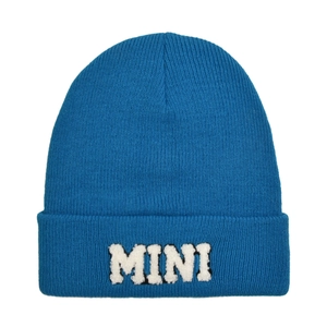 Dettaglio del berretto in maglia blu con ricamo MINI bianco sul bordo risvoltato