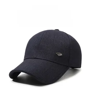 Gros plan du tissu texturé de la casquette marine avec petit logo en métal en éventail