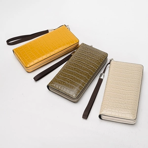 Drei lange Portemonnaies mit Krokodilmuster in Gelb, Oliv und Beige mit Handschlaufen