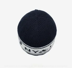 Vue de dessus d'un bonnet en maille rayé bleu marine avec détail brodé de lettres NY