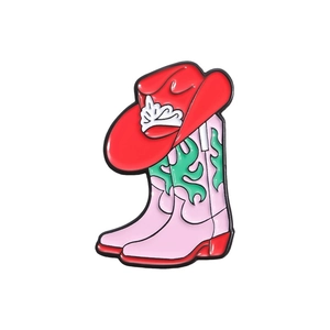 Broche en émail avec bottes de cowboy roses et chapeau rouge avec motif flamme verte