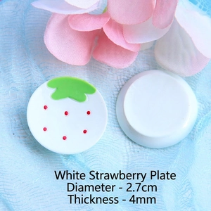Detailed view of miniature strawberry resin plate 2.7cm diameter for DIY dollhouse