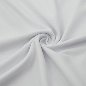 Gros plan sur un tissu en maille blanche montrant la texture douce et le tissage détaillé