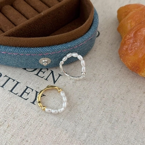 Detailed view of 925 silver irregular pearl rings in gold and silver finish