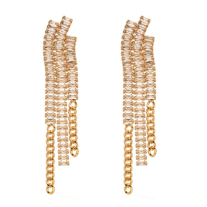 Boucles d'oreilles pendantes dorées avec chaînes en zircon et longs pompons élégants