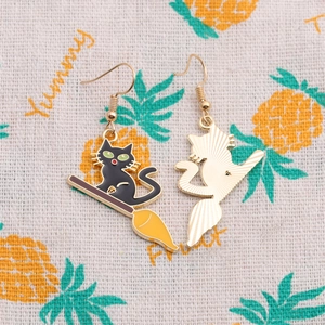 Détails de boucles d'oreilles chat noir sur balai pour Halloween en alliage doré