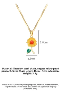 Vue macro du pendentif tournesol avec pétales jaunes sur une chaîne en acier titane doré