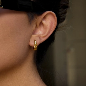 Minimalistische goldene Creolen aus poliertem Edelstahl für einen edlen Look