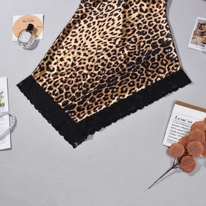 Vue à plat d'une nuisette léopard en satin avec dentelle noire et détails soignés