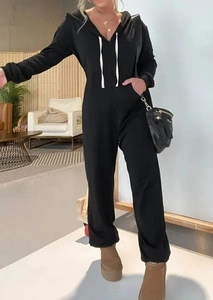 Detail eines schwarzen langärmeligen Kapuzen-Jumpsuits mit weißen Kordeln und Seitentaschen