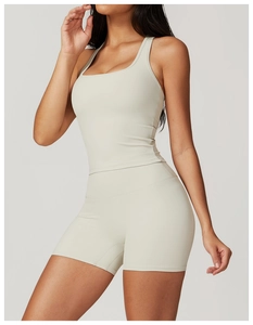 Dettaglio dei pantaloncini da yoga a vita alta crema con tessuto elastico spazzolato