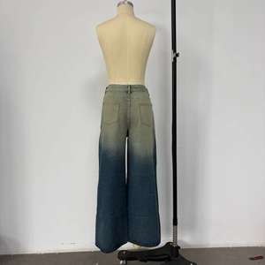 Détail arrière du jean taille haute à jambe large avec dégradé jaune-bleu et poches