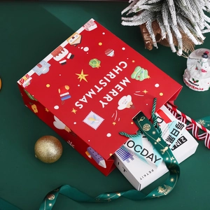 Sac cadeau de Noël rouge en papier avec anses vertes et illustrations de fêtes festives