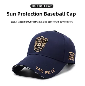 Détail de la casquette bleu marine avec broderie blason dorée et sergé de coton premium