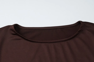 Vue détaillée de l'encolure et de la texture du tissu marron chocolat de cette robe longue