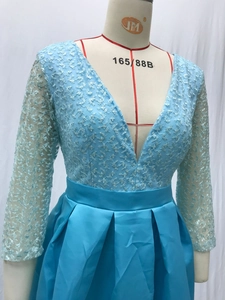 Détail de robe de soirée bleu clair avec broderie dentelle complexe et corsage en V