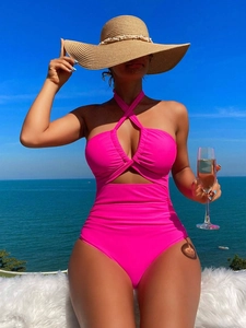 Dettaglio costume intero rosa con allacciatura al collo, apertura e spalline incrociate