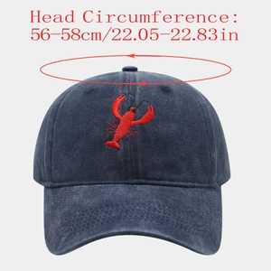 Dettaglio del cappellino da baseball blu navy con ricamo di aragosta e dimensioni