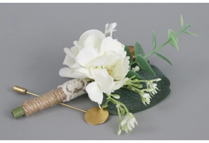 Détail de la boutonnière de rose en soie blanche avec eucalyptus et ficelle rustique