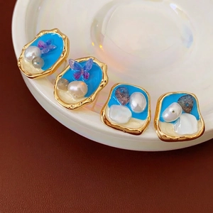 Orecchini vintage quadrati in smalto blu con perla bianca e farfalla viola decorativa