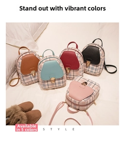Dettaglio di cinque zaini a quadri con patte in pelle in vari colori su un letto