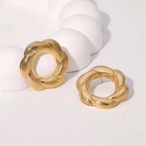 Orecchini a cerchio intrecciati in acciaio inossidabile placcato oro 18k su base bianca