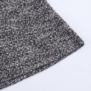 Gros plan sur la texture du tissu en tweed mélangé noir blanc et marron de qualité