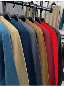 Gedetailleerde close-up van geribbelde kragen van herenbreisels in diverse kleuren