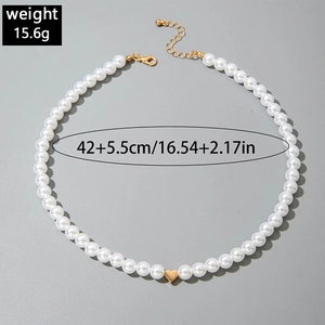 Detail of single-layer pearl necklace with gold heart pendant and size specifications