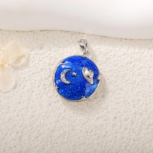 Detailansicht eines blauen runden Mond- und Sternmedaillons mit Silberrahmen