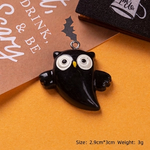 Detail view of resin owl pendant for Halloween with 2.9x3cm size and 3g weight