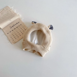Détail du bonnet tricoté pour bébé avec doublure polaire et oreilles d'animaux