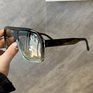 Fashion oversized square sunglasses with black frame and blue-yellow gradient lenses
