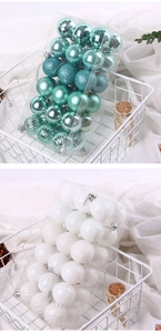 Close-up of matte and glittery 4cm Christmas balls in blue and white finishes